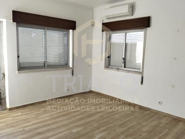 Escritório com 2 Salas e Grande Hall