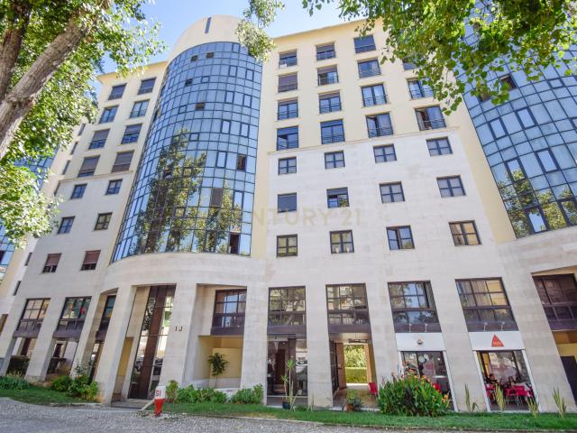 Escritório com 162 m², entrada independente e 2 lugares de garagem nas Avenidas Novas