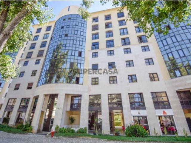 Escritório com 162 m², entrada independente e 2 lugares de garagem nas Avenidas Novas