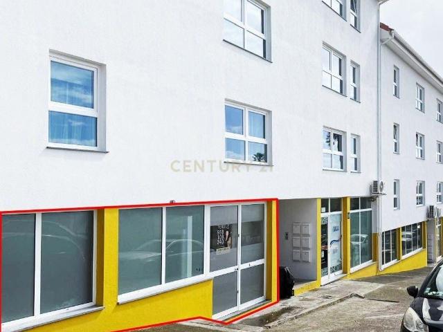 Escritório com Potencial de Transformação em Apartamento em São Bento, Angra do Heroísmo