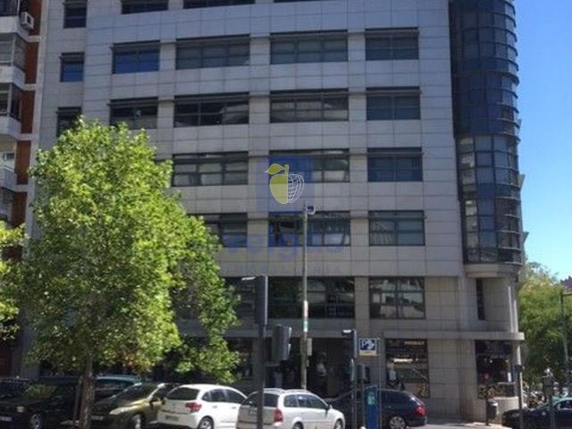 Escritório em open space, localizado na Av. Duque de Loulé. 42m² Arroios