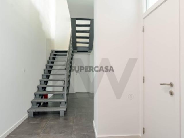 Duplex no Parque das Nações com potencial para habitação