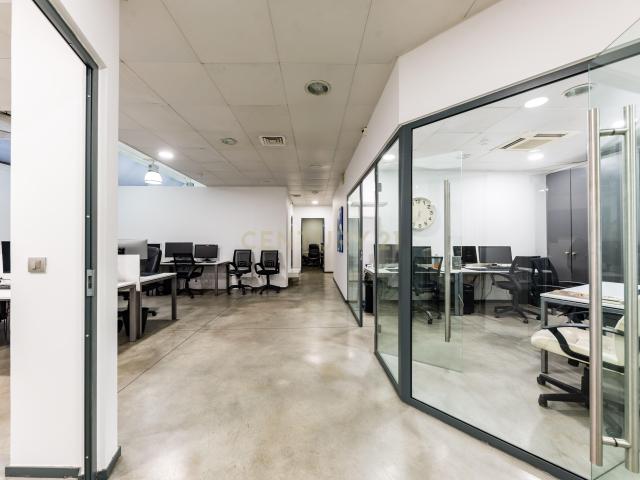 Escritório R/C 204m² + 38m² · entrada independente · 2 estacionamentos carregador elétrico ambiente tranquilo · 3 min a pé do metro