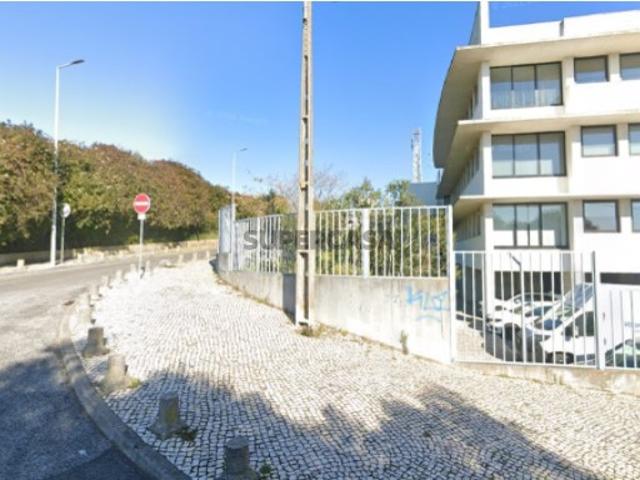 Escritório remodelado com wc e kichenette em edifício de escritórios Tascoa Massamá
