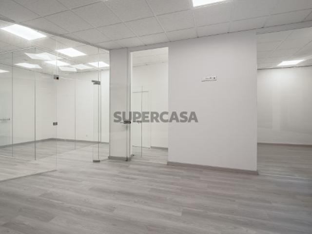 Escritório renovado na Avenida 25 de Abril