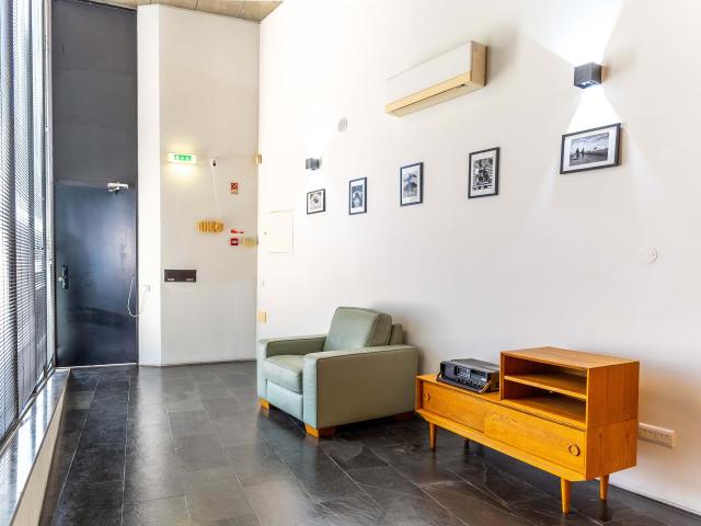 Escritórios de autor no centro do Cartaxo | Arquitetura contemporânea com pátio e garagem