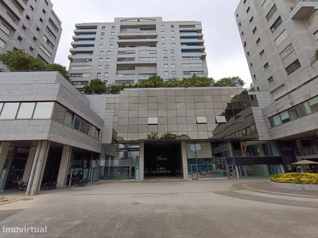 Escritrio com 40 m2 em frente a Estao Metro Galiza Porto
