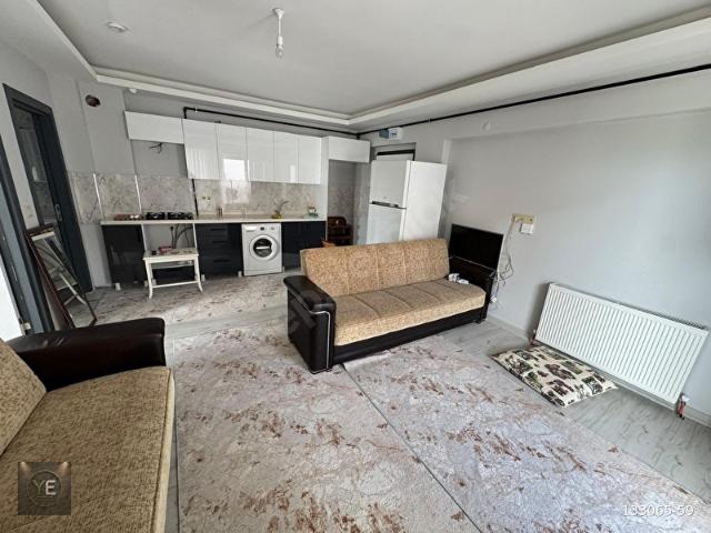 ESENBOĞA MERKEZ'DE GENİŞ OTURUMLU EŞYALI KİRALIK 1+1 DAİRE