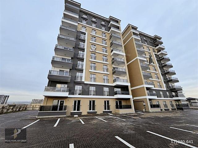ESENBOĞA'DA CADDE ÜZERİ SİTE İÇERİSİNDE 2+1 KİRALIK DAİRE