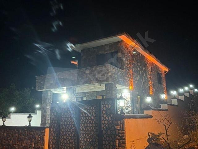 ESENKÖY DE SATILIK LÜKS VİLLA