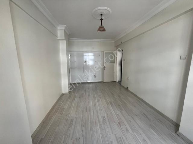 Esenler Fevzı Çakmak Mahallesınde Boyalı Badanalı 2+1 Kullanışli Kiralık Daire