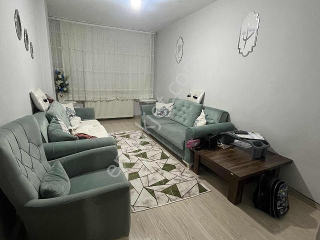 Esenler Tuna Mahalleside Satılık 2+1 Arakat Daire