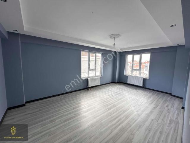 Esenli Cadde Yakını Asansörlü Geniş Sıfır 2+1 Kiralık Daire