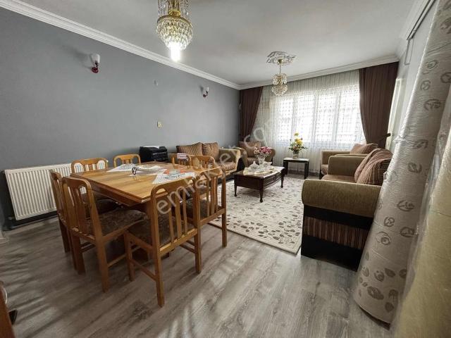 Esenlik Mahallesinde 2,5+1 Geniş Ara Kat Cadde Üzeri Satılık
