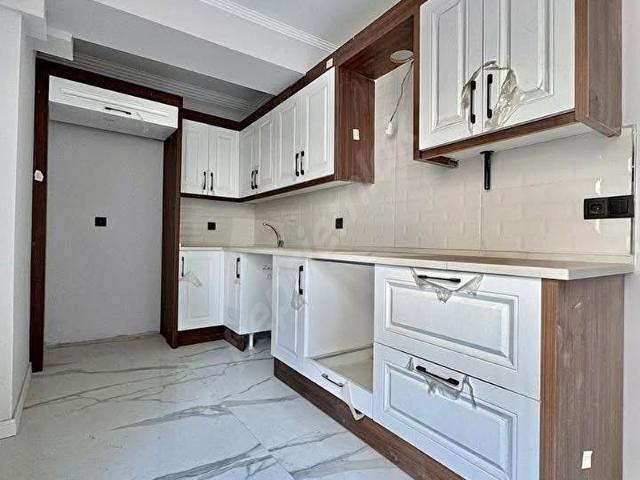 ESENYURT TURGUT ÖZAL MAHALLESİ'NDE METROBÜSE YAKIN YÜKSEK GİRİŞ 2+1 DAİREMİZ