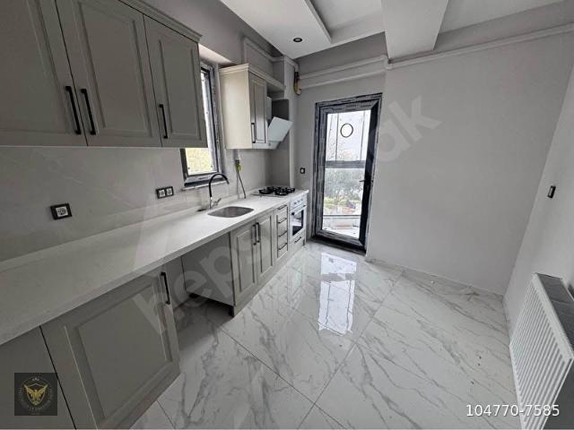 ESENYURT CUMHURİYET MAH MERKEZİ KONUMDA METROBÜSE KOMŞU 2+1 DAİRE