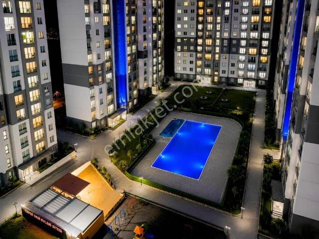 Esenyurt Fi Towers Sitesinde Eşyalı 2+1 Havuz Manzaralı Daire