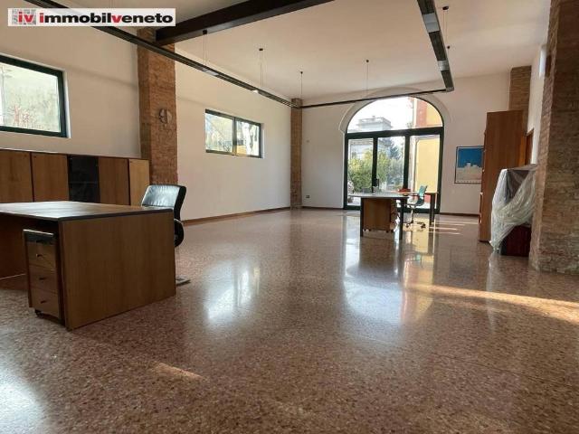 Esercizio commerciale in affitto a Montebello Vicentino
