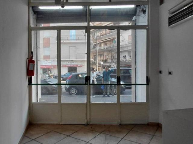 Esercizio commerciale in affitto a Napoli