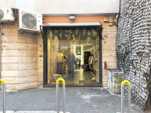 Esercizio commerciale in affitto a Napoli