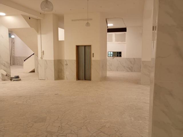 Esercizio commerciale in affitto a Napoli