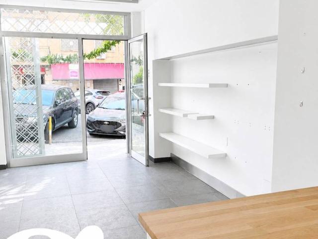 Esercizio commerciale in affitto a Napoli
