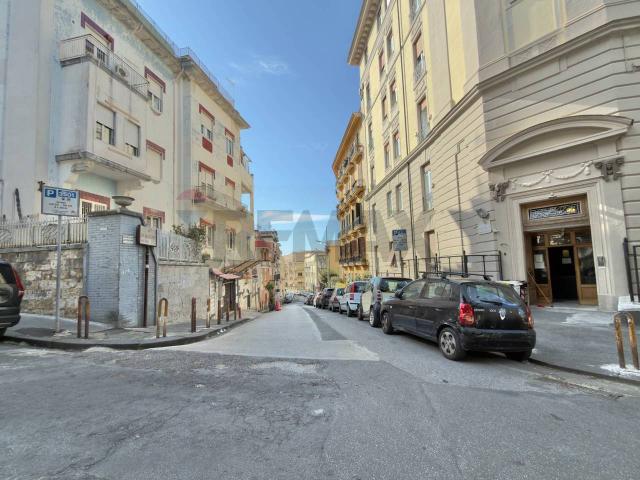 Esercizio commerciale in affitto a Napoli
