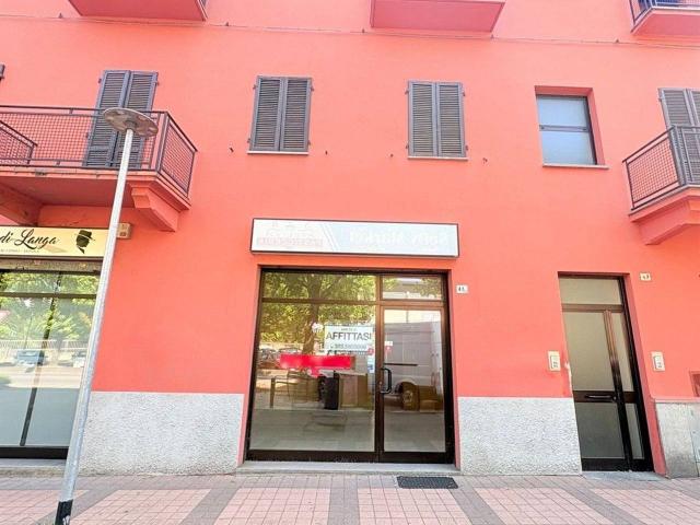 Esercizio commerciale in affitto a Alba