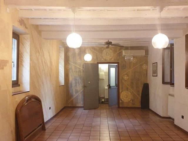 Esercizio commerciale in affitto a Arcore