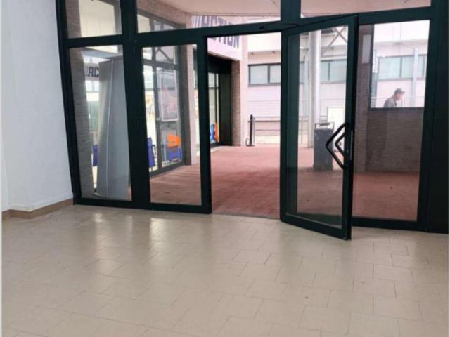 Esercizio commerciale in affitto a Ariccia