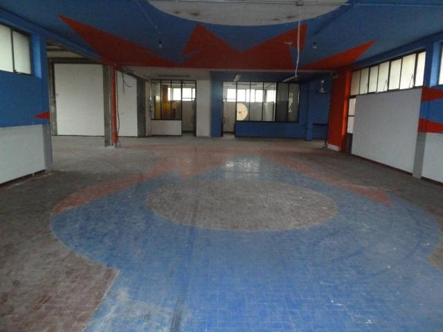 Esercizio commerciale in affitto a Cascina