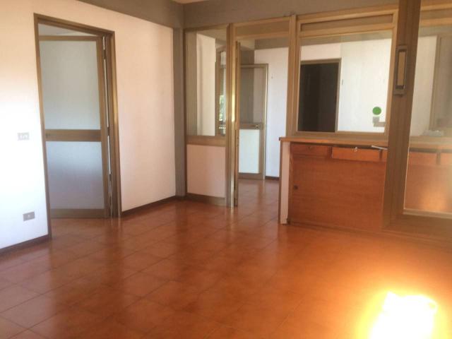 Esercizio commerciale in affitto a Cascina
