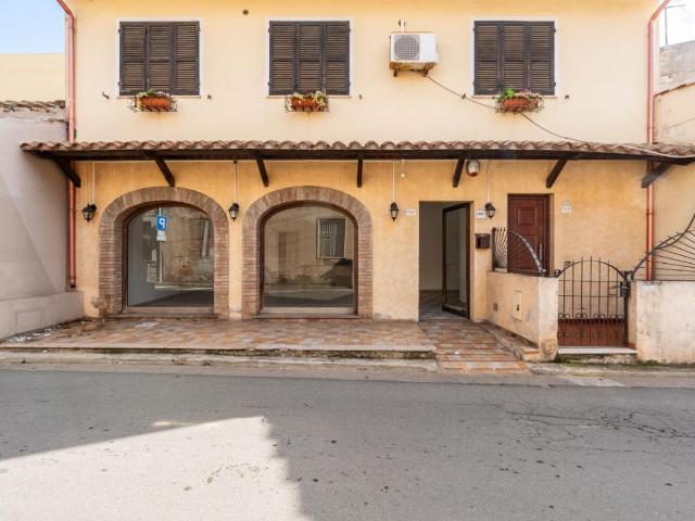 Esercizio commerciale in affitto a Capoterra