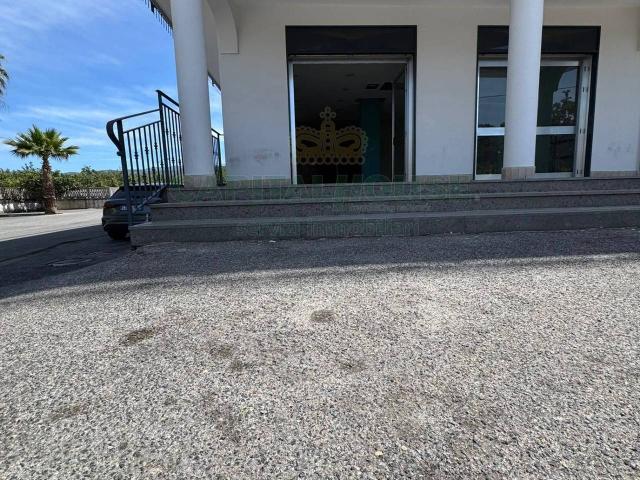 Esercizio commerciale in affitto a Carbonara Di Nola