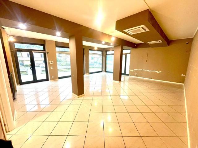 Esercizio commerciale in affitto a Gallicano