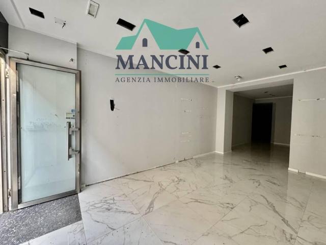 Esercizio commerciale in affitto a Jesi