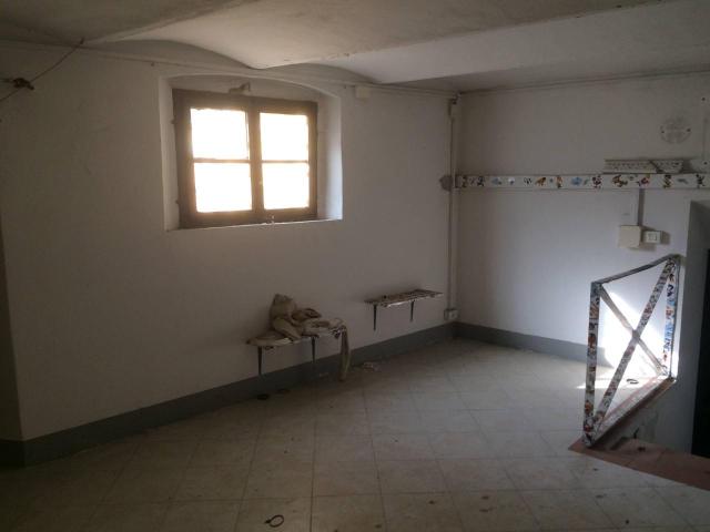 Esercizio commerciale in affitto a Pisa