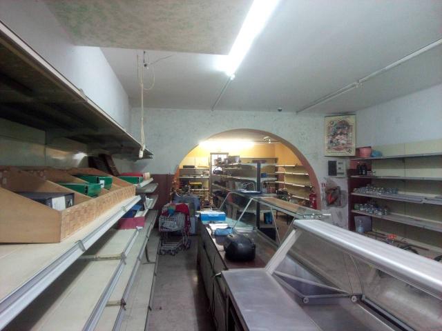 Esercizio commerciale in affitto a Ponsacco