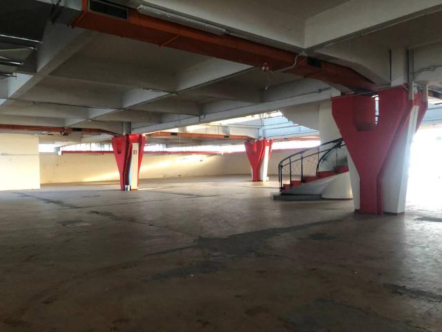 Esercizio commerciale in affitto a Pontedera