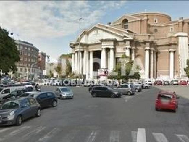 Esercizio commerciale in affitto a Roma