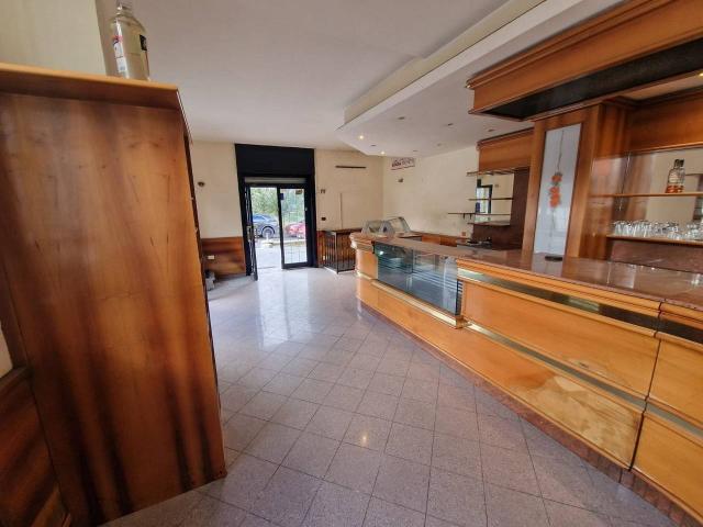 Esercizio commerciale in affitto a Roma
