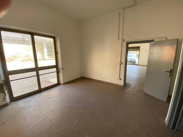 Esercizio commerciale in affitto a Santa Maria A Monte