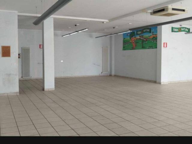 Esercizio commerciale in affitto a Santarcangelo Di Romagna