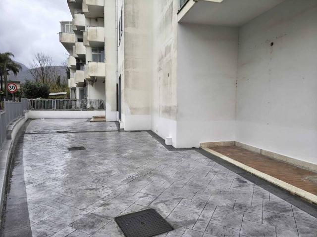 Esercizio commerciale in affitto a Sarno
