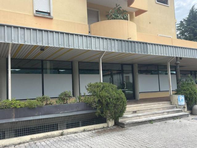 Esercizio commerciale in affitto a Torrebelvicino