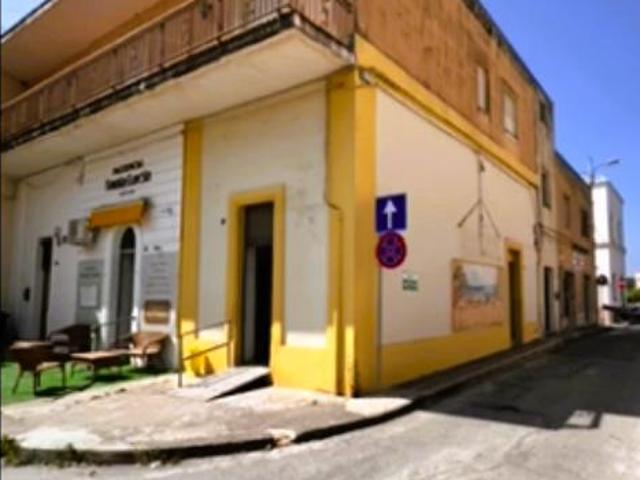 Esercizio commerciale in affitto a Tricase
