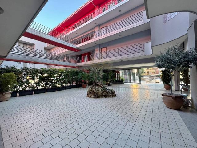 Esercizio commerciale in affitto a Villaricca