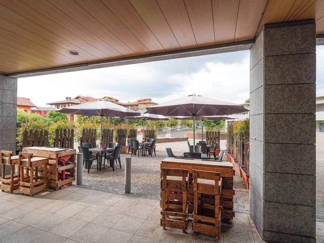 Esercizio commerciale in vendita a Madone