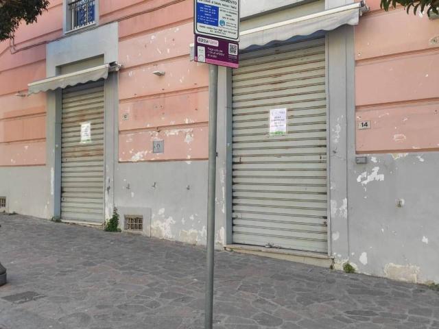 Esercizio commerciale in vendita a Maddaloni