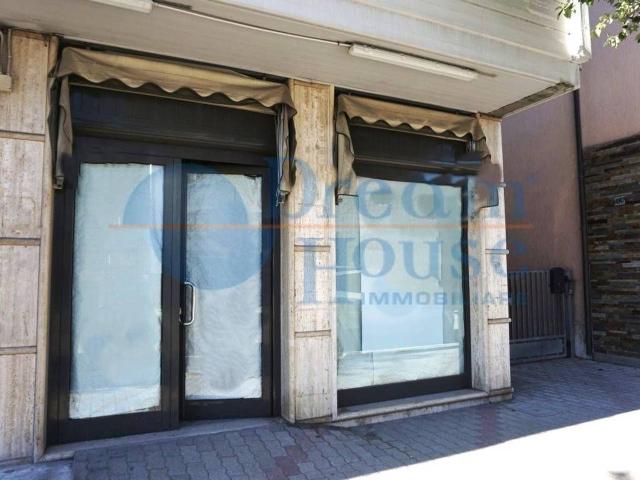 Esercizio commerciale in vendita a Martinsicuro